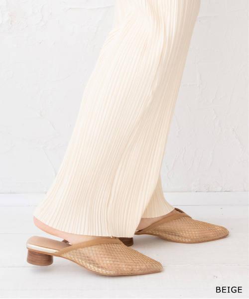 RANDA(ランダ)の「ソフト メッシュディティールVカットミュールパンプス(サンダル・レディース・ブラック/ベージュ・S/M/L/LL)」の2枚目の写真