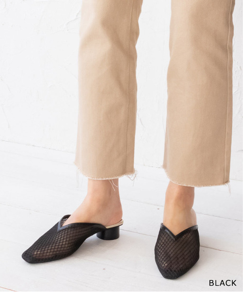 RANDA(ランダ)の「ソフト メッシュディティールVカットミュールパンプス(サンダル・レディース・ブラック/ベージュ・S/M/L/LL)」の1枚目の写真