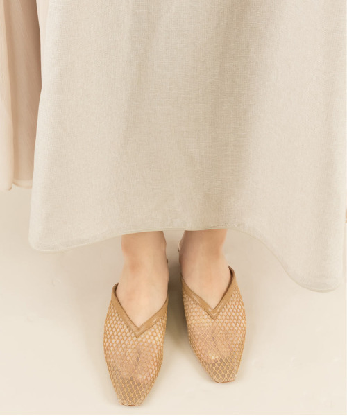 RANDA(ランダ)の「ソフト メッシュディティールVカットミュールパンプス(サンダル・レディース・ブラック/ベージュ・S/M/L/LL)」の5枚目の写真