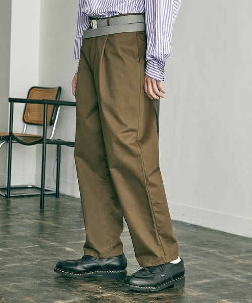 nowm（ノウム）の「【nowm】LOOSE WIDE STRAIGHT TUCK PANTS / ルーズ ワイドストレート タックパンツ（チノパンツ・メンズ・オフホワイト/カーキ・M/L）」の3枚目の写真