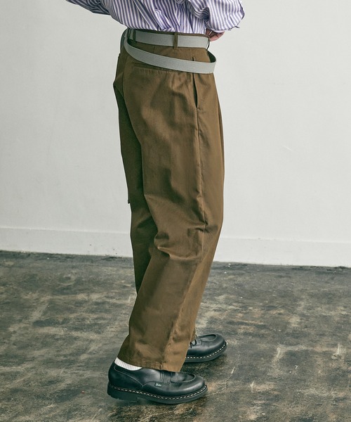 nowm（ノウム）の「【nowm】LOOSE WIDE STRAIGHT TUCK PANTS / ルーズ ワイドストレート タックパンツ（チノパンツ・メンズ・オフホワイト/カーキ・M/L）」の4枚目の写真