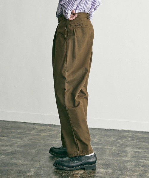 nowm（ノウム）の「【nowm】LOOSE WIDE STRAIGHT TUCK PANTS / ルーズ ワイドストレート タックパンツ（チノパンツ・メンズ・オフホワイト/カーキ・M/L）」の7枚目の写真