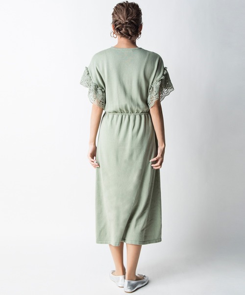 MILLION CARATS（ミリオンカラッツ）の「脚長見えするスタイルアップ効果！袖口にレースをあしらったサマーニットワンピース（ワンピース・レディース・ピンク/グリーン/ブラック/ベージュ・FREE）」の17枚目の写真