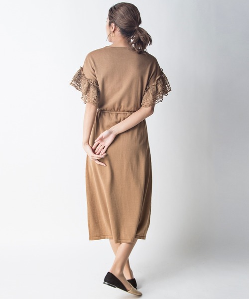 MILLION CARATS（ミリオンカラッツ）の「脚長見えするスタイルアップ効果！袖口にレースをあしらったサマーニットワンピース（ワンピース・レディース・ピンク/グリーン/ブラック/ベージュ・FREE）」の13枚目の写真