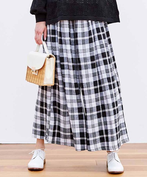 Live in comfort（リブインコンフォート）の「リブ　イン　コンフォート　華やぐ柄で着映えする　リネン混ワイドパンツ（その他パンツ・レディース・ホワイト系その他/ホワイト×ブラック・MEDIUM/LARGE/X-LARGE/XX-LARGE/SMALL/XXX-LARGE）」の2枚目の写真