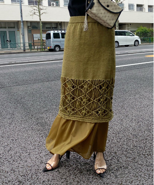 Ameri（アメリ）の「MEDI MAKURAME KNIT SKIRT（スカート・レディース・アイボリー/マスタード・MEDIUM/SMALL）」の2枚目の写真