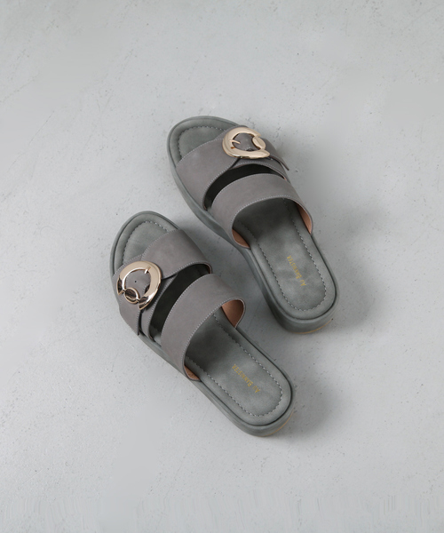 Au BANNISTER（オゥバニスター）の「メタルバックル厚底サンダル（サンダル・レディース・ブラック/ブラウン/グレー/ブルー・M/L/S）」の3枚目の写真