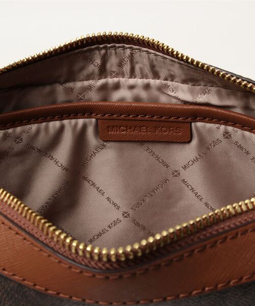 MICHAEL KORS(マイケルコース)の「JET SET ITEM クロスボディ ラージ - MKシグネチャー(ショルダーバッグ・レディース・ブラウン・FREE)」の4枚目の写真