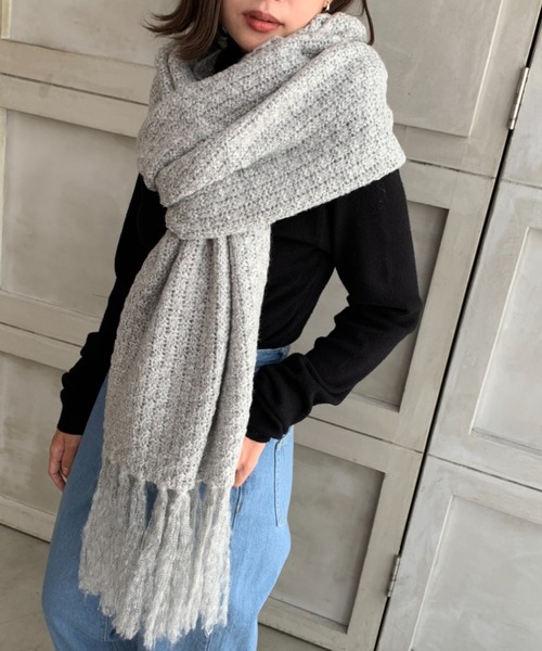moment+（モーメントプラス）の「モヘヤタッチアクリル柄編みフリンジロングニットマフラー（マフラー・レディース・チャコールグレー/ブラック/ブラウン/ベージュ/杢グレー・FREE）」の4枚目の写真