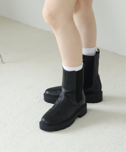 RAY CASSIN（レイカズン）の「ビガーサイドゴアブーツ（ブーツ・レディース・キナリ/ブラック・LARGE/MEDIUM）」の5枚目の写真