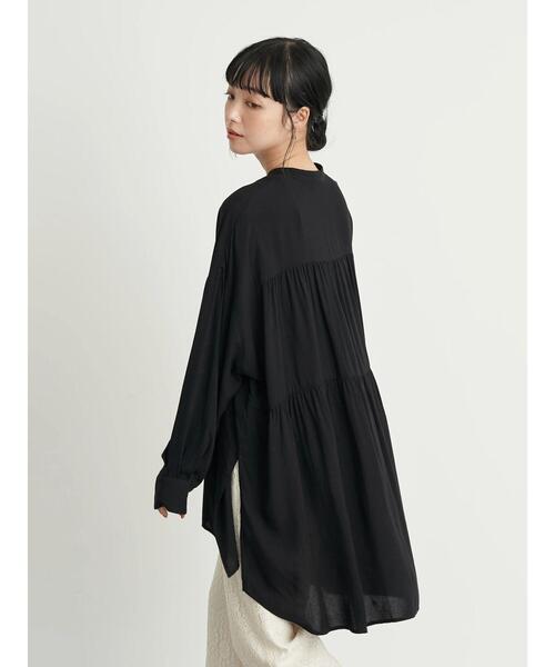 earth music&ecology(アースミュージックアンドエコロジー)の「バックティアードチュニック *(チュニック・レディース・オフホワイト/ブラック/ベージュ/サックスブルー・FREE)」の6枚目の写真
