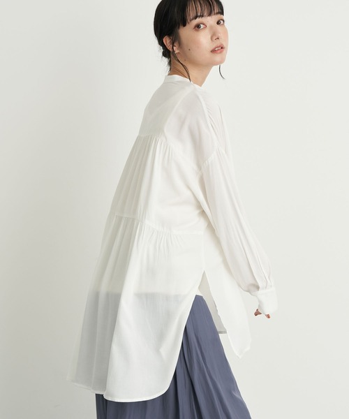 earth music&ecology(アースミュージックアンドエコロジー)の「バックティアードチュニック *(チュニック・レディース・オフホワイト/ブラック/ベージュ/サックスブルー・FREE)」の1枚目の写真