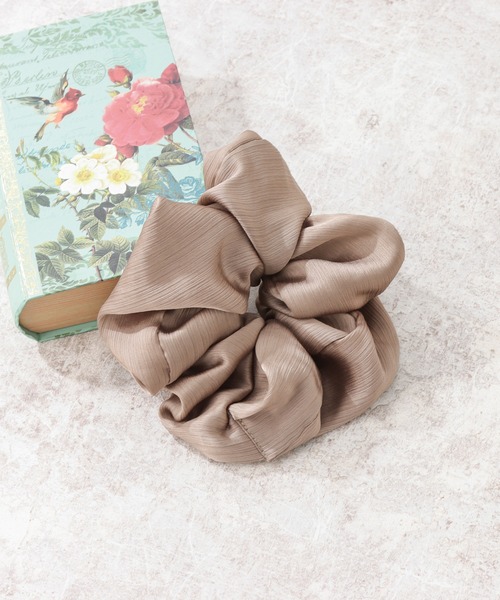 Blueberry（ブルーベリー）の「カラフル シュシュ ヘアゴム ヘアアクセ（シュシュ・レディース・ブルー/サックスブルー/ブラック系2/ブラック系1/ブラウン/ブラウン系1/オレンジ/パープル/ブラック/ベージュ/グリーン/ホワイト・フリー）」の6枚目の写真