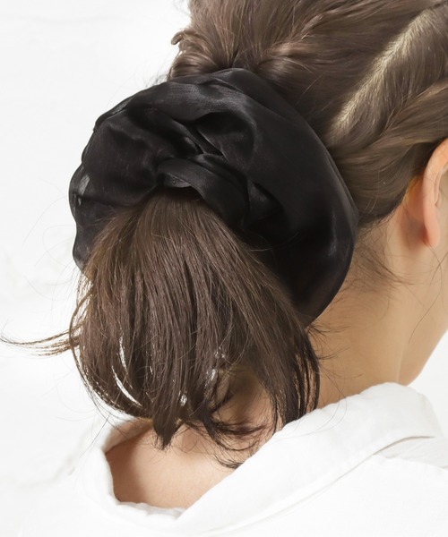 Blueberry（ブルーベリー）の「カラフル シュシュ ヘアゴム ヘアアクセ（シュシュ・レディース・ブルー/サックスブルー/ブラック系2/ブラック系1/ブラウン/ブラウン系1/オレンジ/パープル/ブラック/ベージュ/グリーン/ホワイト・フリー）」の17枚目の写真