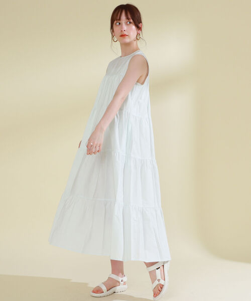 Ray BEAMS（レイビームス）の「GYMPHLEX / ノースリーブ ティアード ドレス（ワンピース・レディース・ネイビー/サックスブルー・14）」の4枚目の写真