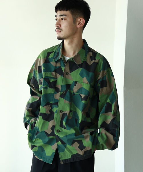 BEAMS（ビームス）の「BEAMS / カモフラージュ ユーティリティ イージフィット シャツ（シャツ/ブラウス・メンズ・ベージュ/オリーブ・SMALL/MEDIUM/LARGE/X-LARGE）」の2枚目の写真