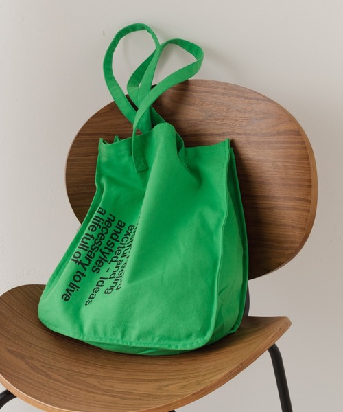 Kastane（カスタネ）の「【WEB限定カラーあり】ロゴスクエアキャンバストート（トートバッグ・レディース・サックスブルー/ブラック/イエロー/アイボリー/ピンク/オレンジ/グリーン/ブルー・FREE）」の4枚目の写真