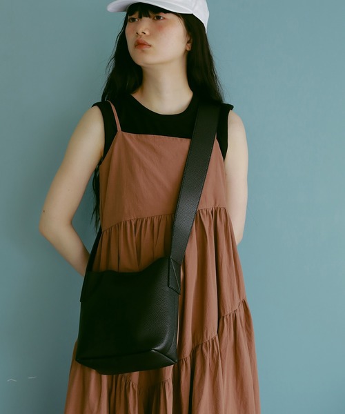 EFOLE（エフォル）の「Wide belt mini shoulder bag / ワイドベルト ミニショルダーバッグ（ショルダーバッグ・レディース・ブラック/ダークブラウン/グレイッシュベージュ・FREE）」の2枚目の写真