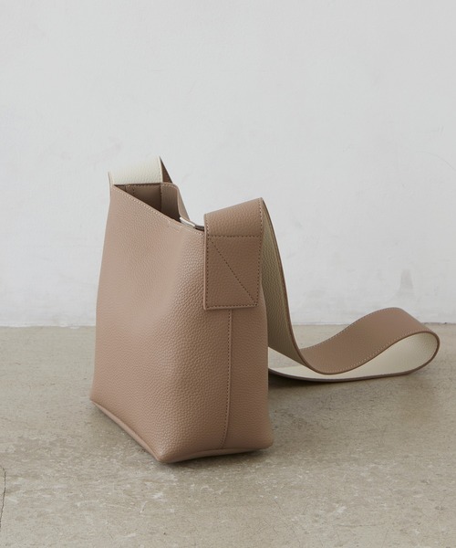 EFOLE（エフォル）の「Wide belt mini shoulder bag / ワイドベルト ミニショルダーバッグ（ショルダーバッグ・レディース・ブラック/ダークブラウン/グレイッシュベージュ・FREE）」の11枚目の写真