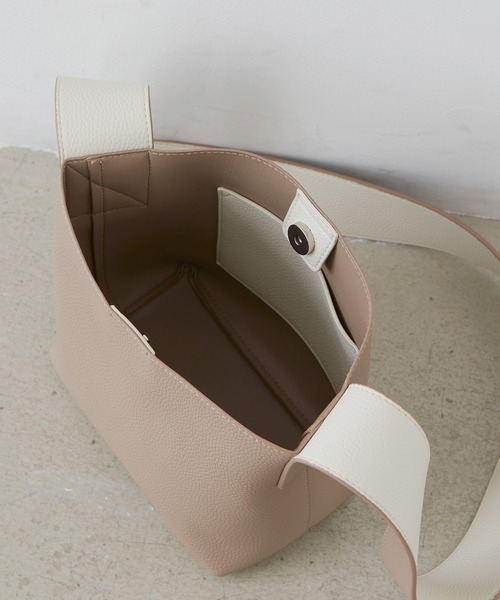 EFOLE（エフォル）の「Wide belt mini shoulder bag / ワイドベルト ミニショルダーバッグ（ショルダーバッグ・レディース・ブラック/ダークブラウン/グレイッシュベージュ・FREE）」の13枚目の写真