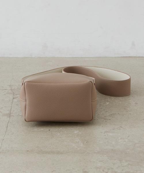 EFOLE（エフォル）の「Wide belt mini shoulder bag / ワイドベルト ミニショルダーバッグ（ショルダーバッグ・レディース・ブラック/ダークブラウン/グレイッシュベージュ・FREE）」の14枚目の写真