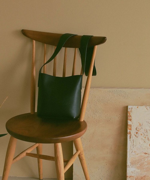 EFOLE（エフォル）の「Wide belt mini shoulder bag / ワイドベルト ミニショルダーバッグ（ショルダーバッグ・レディース・ブラック/ダークブラウン/グレイッシュベージュ・FREE）」の17枚目の写真