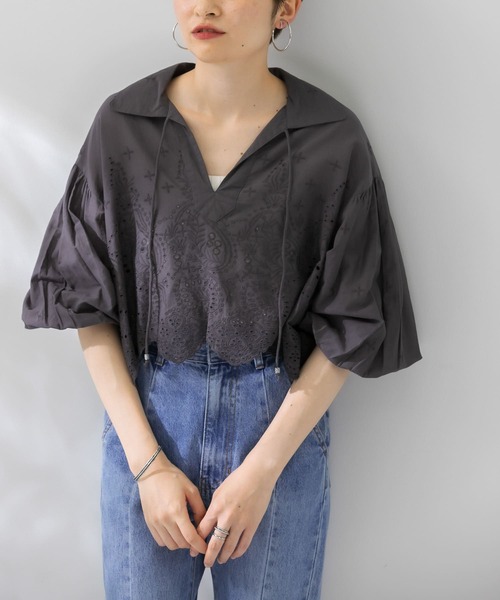 KBF（ケイビーエフ）の「エンブロイダリーショートプルオーバー（シャツ/ブラウス・レディース・ブルー/チャコールグレー/アイボリー・ONE）」の3枚目の写真