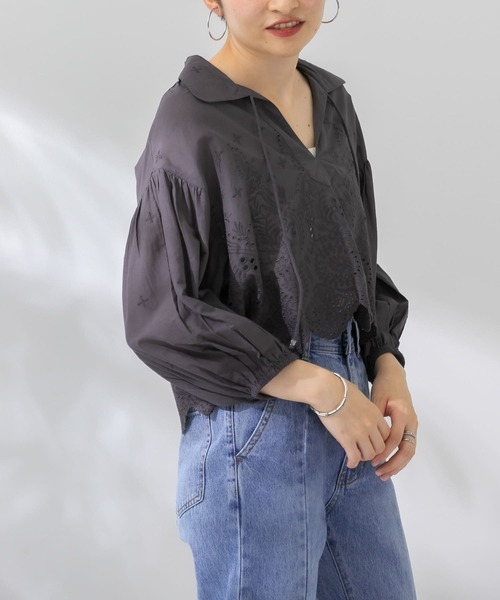 KBF（ケイビーエフ）の「エンブロイダリーショートプルオーバー（シャツ/ブラウス・レディース・ブルー/チャコールグレー/アイボリー・ONE）」の11枚目の写真