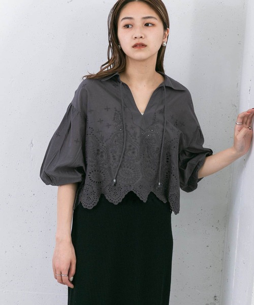 KBF（ケイビーエフ）の「エンブロイダリーショートプルオーバー（シャツ/ブラウス・レディース・ブルー/チャコールグレー/アイボリー・ONE）」の16枚目の写真