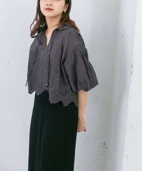 KBF（ケイビーエフ）の「エンブロイダリーショートプルオーバー（シャツ/ブラウス・レディース・ブルー/チャコールグレー/アイボリー・ONE）」の12枚目の写真