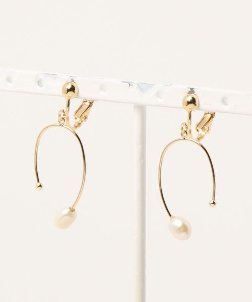 Q(キュー)の「パールスケールイヤリング(イヤリング・レディース・ゴールド・ONE SIZE)」の2枚目の写真