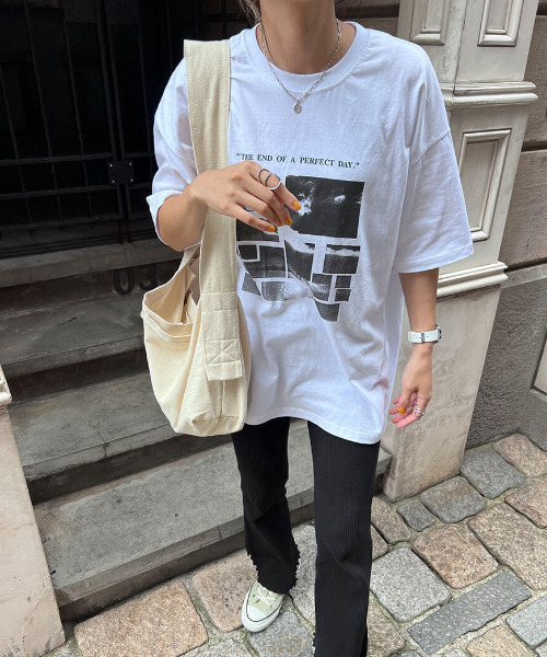ISOOK(アイスー)の「フォトプリントグラフィックTシャツ(chiica select) / プリントT モノトーン モノクロ フォトデザイン(Tシャツ/カットソー・レディース・ホワイト/チャコールグレー・FREE)」の4枚目の写真