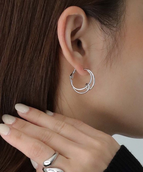 cheriella(シェリエラ)の「【cheriella】ストリングノットデザインフープピアス(ピアス(両耳用)・レディース・シルバー/ゴールド・FREE)」の2枚目の写真