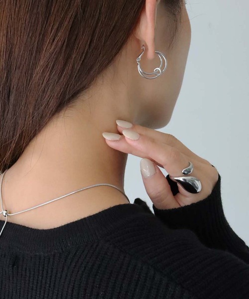 cheriella(シェリエラ)の「【cheriella】ストリングノットデザインフープピアス(ピアス(両耳用)・レディース・シルバー/ゴールド・FREE)」の4枚目の写真