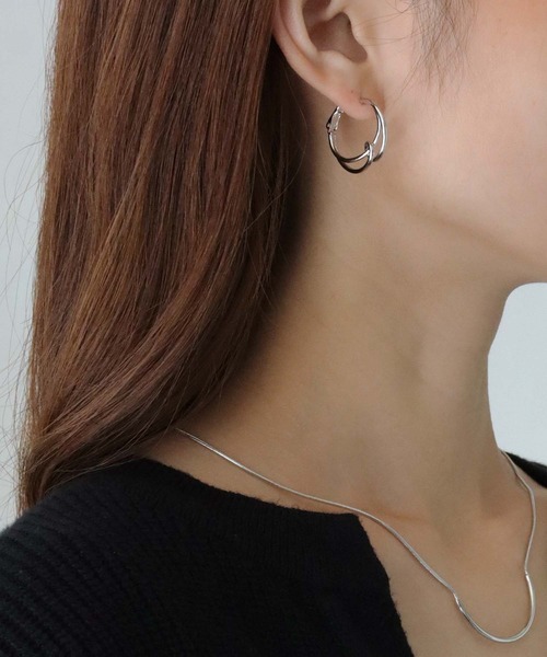 cheriella(シェリエラ)の「【cheriella】ストリングノットデザインフープピアス(ピアス(両耳用)・レディース・シルバー/ゴールド・FREE)」の3枚目の写真