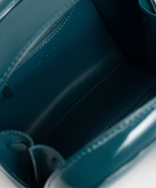 CHARLES & KEITH（チャールズ & キース）の「Lula ルラ パテントベルトバッグ（ハンドバッグ・レディース・ライトアッシュグレー/ブラック/ターコイズブルー・S）」の17枚目の写真