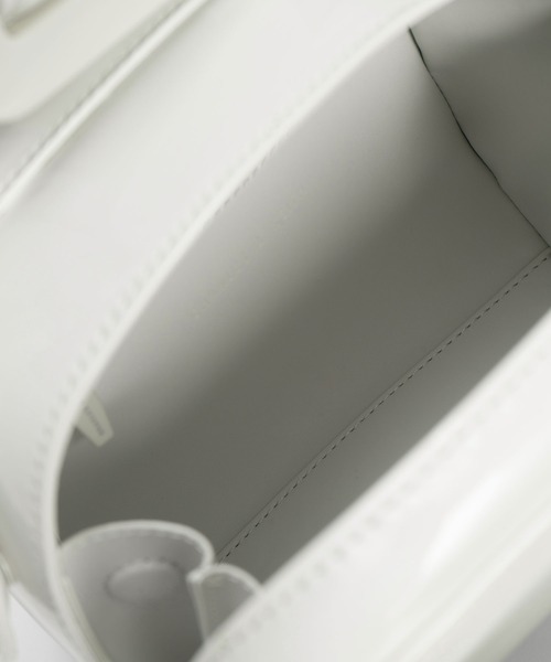 CHARLES & KEITH（チャールズ & キース）の「Lula ルラ パテントベルトバッグ（ハンドバッグ・レディース・ライトアッシュグレー/ブラック/ターコイズブルー・S）」の13枚目の写真