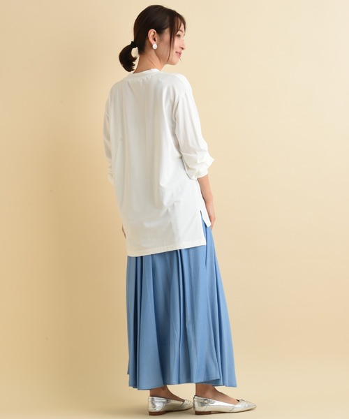 INTERPLANET(インタープラネット)の「フロッキーロゴHネックTシャツ(Tシャツ/カットソー・レディース・オフホワイト/ブラック/ベージュ/グレイッシュブルー・FREE)」の11枚目の写真