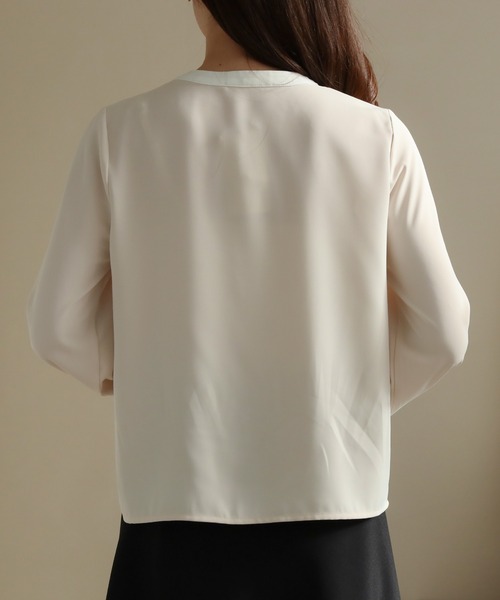 TRUDEA（トルディア）の「バイカラーヘンリーネックブラウス（シャツ/ブラウス・レディース・ブルーグリーン/ベージュ/ホワイト/ネイビー・LARGE/MEDIUM/SMALL）」の5枚目の写真