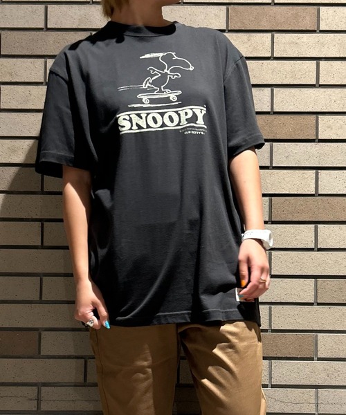 SNOOPY×OLD BETTY'S（スヌーピーカケルオールドベティーズ）の「スヌーピー【SNOOPY】Print T-shirts (ADULT size)（Tシャツ/カットソー・レディース・アイボリー系/アイボリー系1/アイボリー系2/アイボリー系4/ブラック系2/ブラック系4/ブラック系1/ブラック系3/ブラック系/アイボリー系3/アイボリー系6/ブラック系5/ブラック系6/アイボリー系5/ベージュ系1/ベージュ系3/ベージュ系/ベージュ系2・M/L）」の3枚目の写真