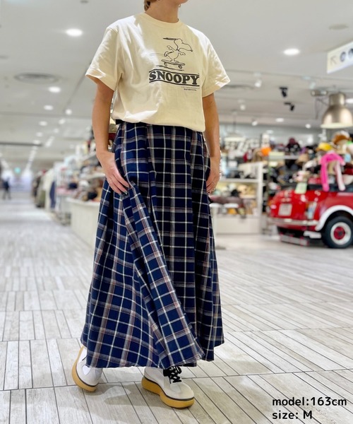 SNOOPY×OLD BETTY'S（スヌーピーカケルオールドベティーズ）の「スヌーピー【SNOOPY】Print T-shirts (ADULT size)（Tシャツ/カットソー・レディース・アイボリー系/アイボリー系1/アイボリー系2/アイボリー系4/ブラック系2/ブラック系4/ブラック系1/ブラック系3/ブラック系/アイボリー系3/アイボリー系6/ブラック系5/ブラック系6/アイボリー系5/ベージュ系1/ベージュ系3/ベージュ系/ベージュ系2・M/L）」の22枚目の写真