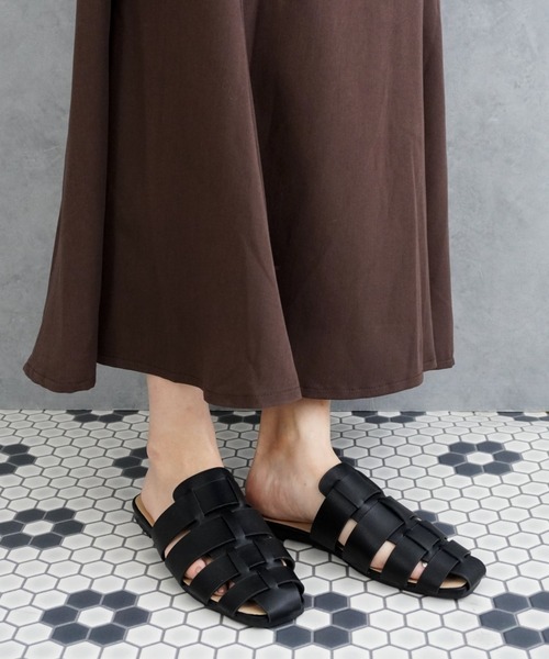グルカスクエアフラットサンダル