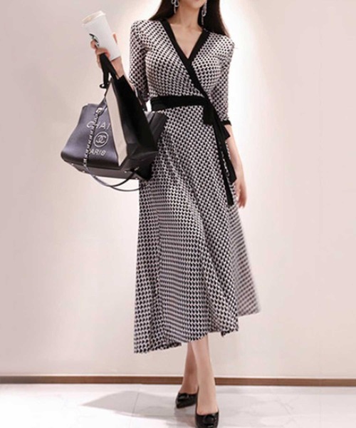 LUGG NAGG(ラグナグ)の「レトロ柄カシュクール美スタイルワンピース(ワンピース・レディース・ブラック系その他/ブラック×カーキ/ベージュ系その他・S/M/L)」の2枚目の写真