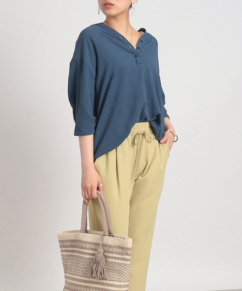 SHOO・LA・RUE（シューラルー）の「◆【2点セット/体型カバー/イージーケア】スキッパーシャツ+タンクトップ（シャツ/ブラウス・レディース・ブラック/ホワイト系/マスタード/ブルー・02/03/04）」の3枚目の写真