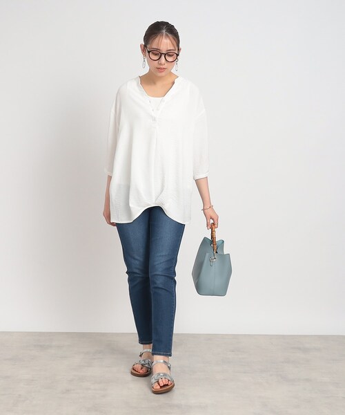 SHOO・LA・RUE（シューラルー）の「◆【2点セット/体型カバー/イージーケア】スキッパーシャツ+タンクトップ（シャツ/ブラウス・レディース・ブラック/ホワイト系/マスタード/ブルー・02/03/04）」の5枚目の写真