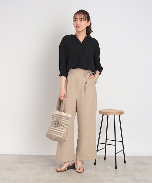 SHOO・LA・RUE（シューラルー）の「◆【2点セット/体型カバー/イージーケア】スキッパーシャツ+タンクトップ（シャツ/ブラウス・レディース・ブラック/ホワイト系/マスタード/ブルー・02/03/04）」の11枚目の写真
