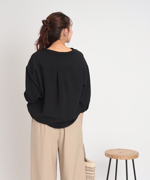 SHOO・LA・RUE（シューラルー）の「◆【2点セット/体型カバー/イージーケア】スキッパーシャツ+タンクトップ（シャツ/ブラウス・レディース・ブラック/ホワイト系/マスタード/ブルー・02/03/04）」の16枚目の写真