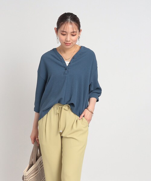 SHOO・LA・RUE（シューラルー）の「◆【2点セット/体型カバー/イージーケア】スキッパーシャツ+タンクトップ（シャツ/ブラウス・レディース・ブラック/ホワイト系/マスタード/ブルー・02/03/04）」の22枚目の写真