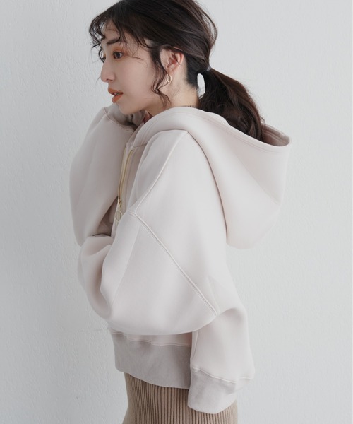 natural couture（ナチュラルクチュール）の「ハーフZIPダンボールショート丈プルパーカー（Tシャツ/カットソー・レディース・ブラック/オフホワイト/ベージュ/グレイッシュベージュ・FREE）」の2枚目の写真