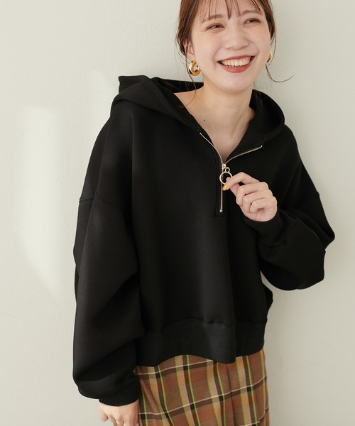 natural couture（ナチュラルクチュール）の「ハーフZIPダンボールショート丈プルパーカー（Tシャツ/カットソー・レディース・ブラック/オフホワイト/ベージュ/グレイッシュベージュ・FREE）」の13枚目の写真